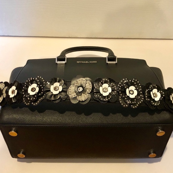 MICHAEL KORS🌺SELMA w/ Studded 3D Flower Strap - Picture 3 of 6